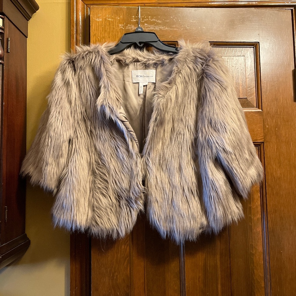 Cute BCBG Faux Fur Shrug/Jacket.  Cropped.  Sz. Lg.